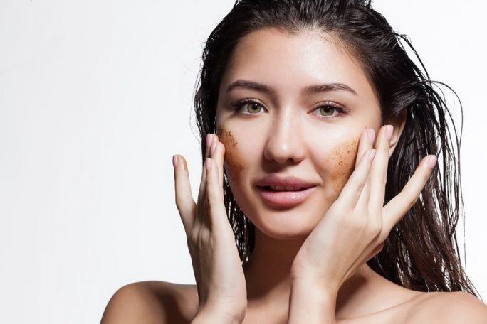 Jaki peeling do twarzy wybrać? Mechaniczny, enzymatyczny, peel-off?