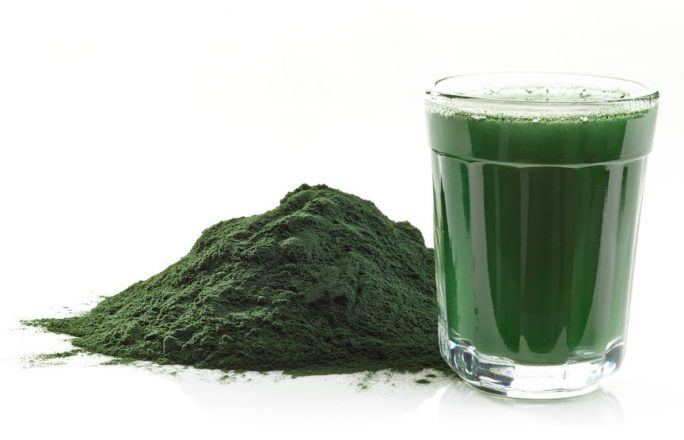 Spirulina – superfoods na talerzu i w łazience! Poznaj właściwości tej niezwykłej algi