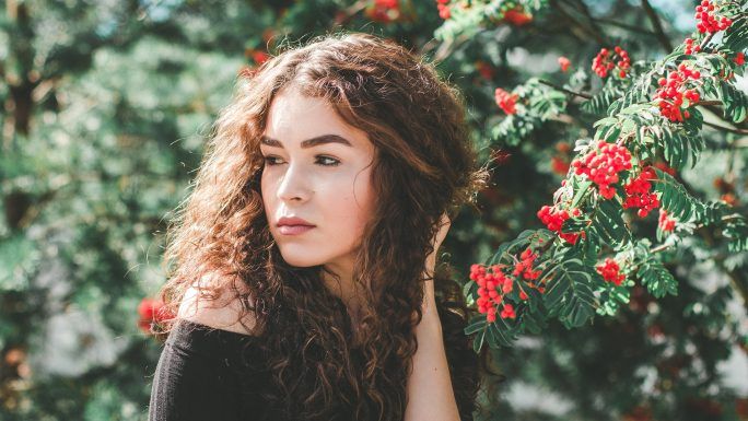 Jak myć i pielęgnować włosy kręcone? Metoda „curly girl”